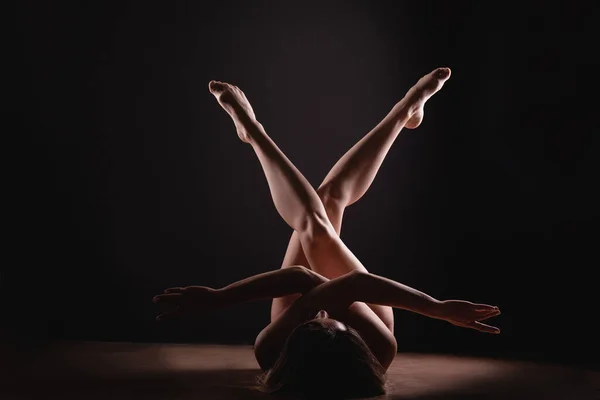 Красивая юная девушка тело на темном фоне, концепция здорового, стройного и ухоженного тела Счастливая семья вместе с собакой лежат на большой кровати в помещении . Лицензионные Стоковые Изображения