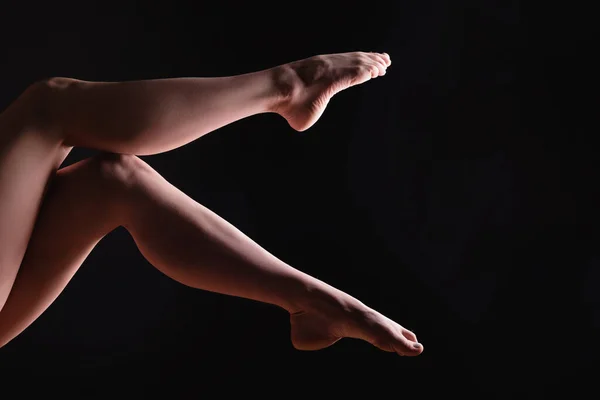 Красивая юная девушка тело на темном фоне, концепция здорового, стройного и ухоженного тела Счастливая семья вместе с собакой лежат на большой кровати в помещении . Лицензионные Стоковые Изображения