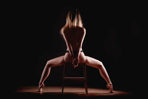 Красивая юная девушка тело на темном фоне, концепция здорового, стройного и ухоженного тела Счастливая семья вместе с собакой лежат на большой кровати в помещении . Стоковое Фото