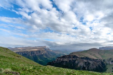Dağlardaki yaz manzarası ve bulutlu koyu mavi gökyüzü.