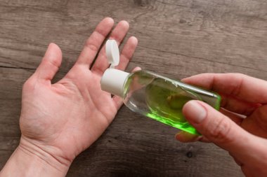 Virüslere karşı kişisel koruyucu ekipman, kişisel hijyen konsepti. Antiseptik jel ile ellerin birinci şahıs görüntüsü. Enfeksiyon ve koronovirüse karşı koruma