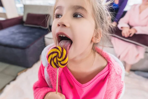 Portret van een mooi meisje dat een lolly eet — Stockfoto