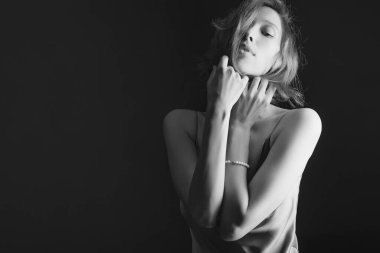 Güzel, seksi bir kızın portresi. Siyah beyaz resim. Güzellik ve gençlik kavramı