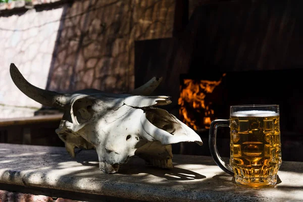 在骷髅后面放了一大杯啤酒放松、酒吧和派对的概念 — 图库照片