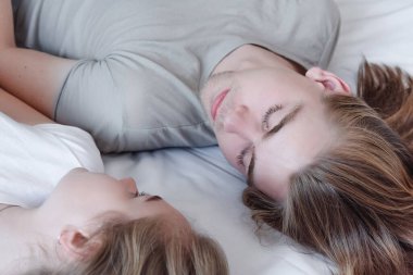 Güzel, evli bir çift yatakta yatıyor, birlikte yaşıyorlar, bir çift olarak ilişki yaşıyorlar.