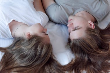 Güzel, evli bir çift yatakta yatıyor, birlikte yaşıyorlar, bir çift olarak ilişki yaşıyorlar.