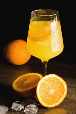 Karanlık bir arka planda meyve suyu ve portakallı bardak. Sağlıklı beslenme ve sağlıklı yaşam tarzı kavramı.