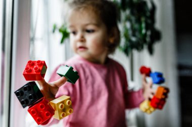 Küçük çocuk inşaatçıyla oynuyor