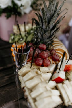 Düğün partisinde meyveler 