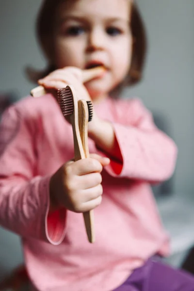Маленька Дівчинка Грає Екологічно Чистою Зубною Щіткою — стокове фото