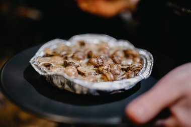 Beyaz şarap ve deniz ürünleriyle güzel bir akşam.