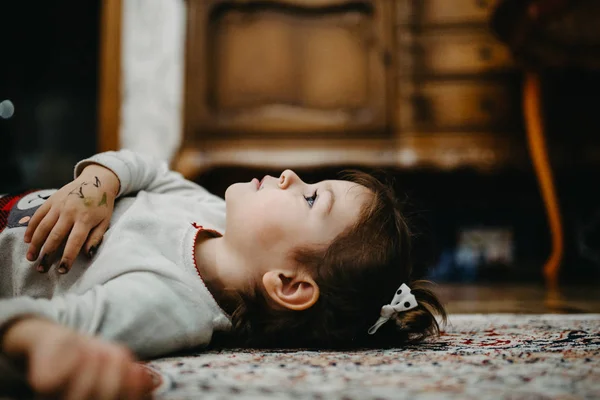 小さな女の子が考えて見てる — ストック写真