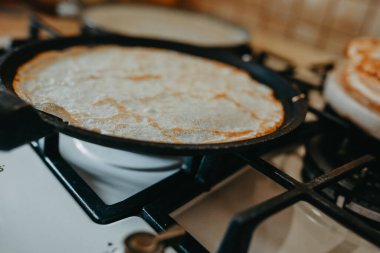 Rus gözlemesi pişirirken.