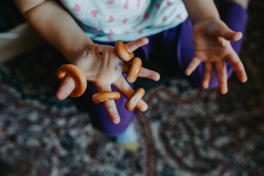 Çocuk simitlerle oynuyor