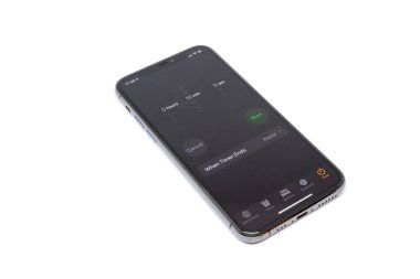 Moskova / Rusya - 18 Ocak 2020: Beyaz arka planda siyah iPhone 11 Pro. Ekranın 10 dakikalık zamanlayıcısı var.