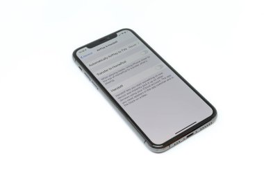 Moskova / Rusya - 18 Ocak 2020: Beyaz arka planda siyah iPhone 11 Pro. Takas ekranda kapalı.