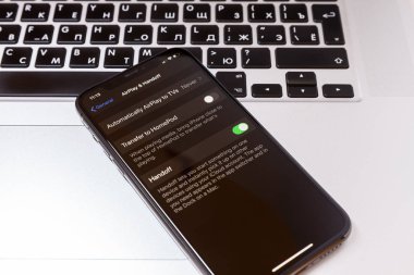 Moskova / Rusya - 18 Ocak 2020: Siyah iPhone 11 Pro bir Macbook 'un üzerinde yatıyor. Aktarım ekranda etkin