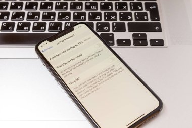 Moskova / Rusya - 18 Ocak 2020: Siyah iPhone 11 Pro bir Macbook 'un üzerinde yatıyor. Takas ekranda kapalı.