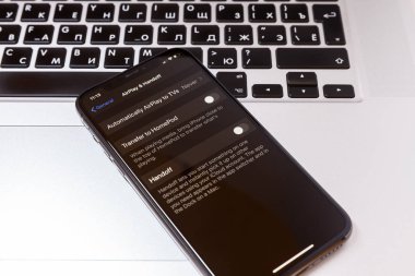 Moskova / Rusya - 18 Ocak 2020: Siyah iPhone 11 Pro bir Macbook 'un üzerinde yatıyor. Takas ekranda kapalı.