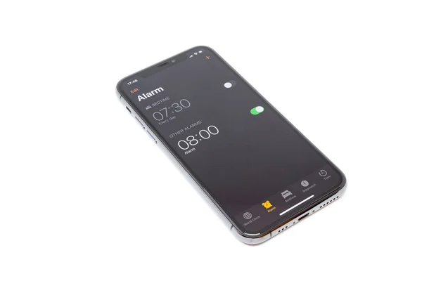 Moskova / Rusya - 18 Ocak 2020: Beyaz arka planda siyah iPhone 11 Pro. Saat 8 'de çalar saat kurulur..