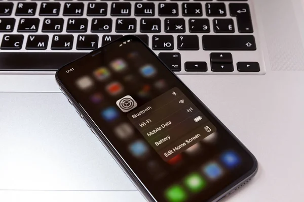 Moskova / Rusya - 18 Ocak 2020: Siyah iPhone 11 Pro bir Macbook 'un üzerinde yatıyor. Ayarlar ekranında 3d dokunmatik kipte
