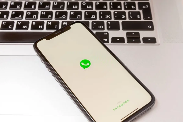 Moskova / Rusya - 18 Ocak 2020: Siyah iPhone 11 Pro bir Macbook 'un üzerinde yatıyor. Whatsapp Uygulaması Ekranda