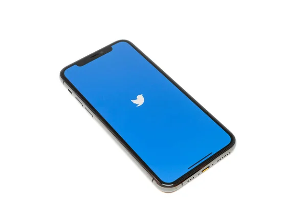 Moskova / Rusya - 19 Ocak 2020: Siyah iPhone 11 Pro beyaz arka planda yer almaktadır. Twitter uygulaması ekranda