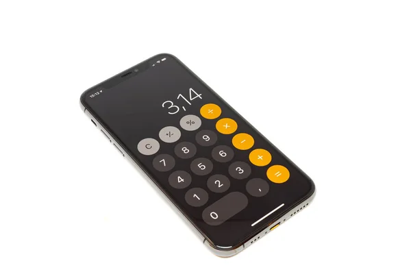 Moskova / Rusya - 19 Ocak 2020: Siyah iPhone 11 Pro beyaz arka planda yer almaktadır. Ekranda uygulama hesap makinesi ve numara 3.14