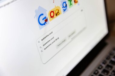 Moskova / Rusya - 3 Nisan 2020: Google 'da arama yaparken karantina kelimesi