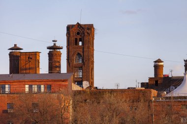 Mavi gökyüzüne karşı terk edilmiş kırmızı tuğla fabrikası