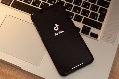 Moskova / Rusya - 18 Mayıs 2020: Siyah iPhone 11 Pro bir macbook klavyesinde bulunuyor. Ekranda, TikTok uygulaması.