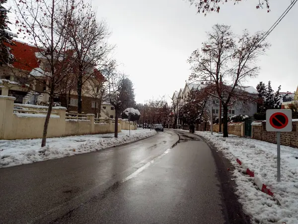 Kışın kar Ifrane yolda