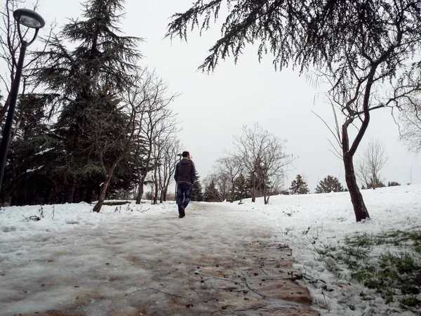 Homme dans le jardin couvert de neige — Photo