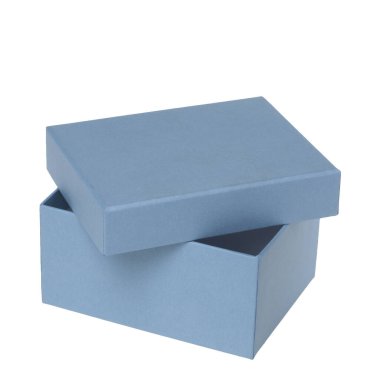 Beyaz arkaplanda hediye olarak mavi kare karton kutu