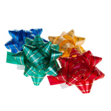 Beyaz arka planda bir hediye kutusu için selamlar