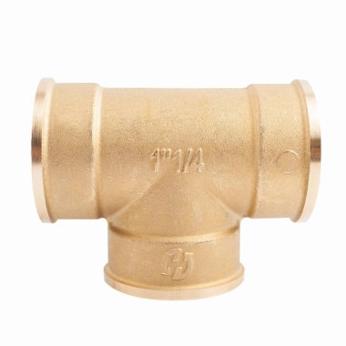 Pirinç borular için bağlantı tişörtü. Beyaz arka planda izole edilmiş hijyenik malzeme