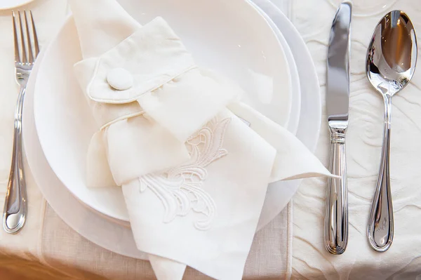 Ρύθμιση Τραπεζιού Γάμου Μια Εορταστική Λευκή Πετσέτα Ξαπλώνει Ένα Πιάτο — Φωτογραφία Αρχείου