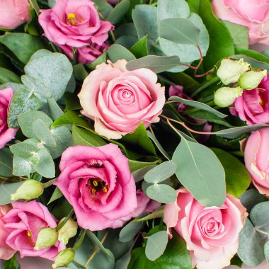 Bir buket pembe gül. Yakın çekim, üst görünüm