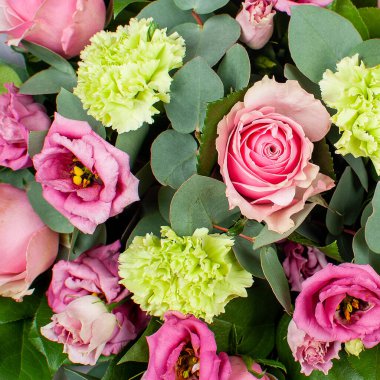 Bir buket pembe gül. Yakın çekim, üst görünüm