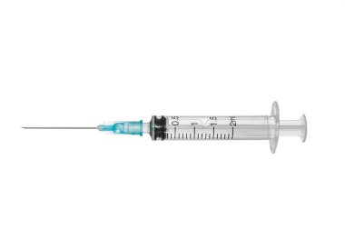 Boş bir şırınga dik duruyor. Beyaz arkaplanda izole.