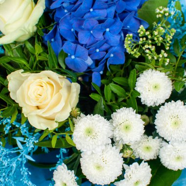 Gül buketi, ortanca ve kasımpatı. Yakın çekim, üst görünüm