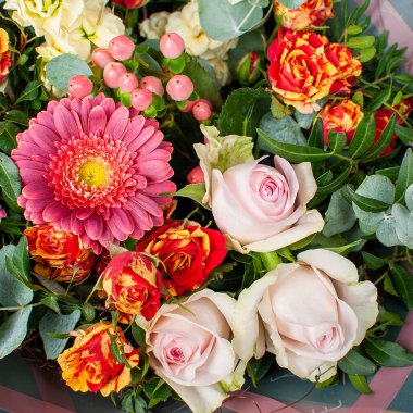 Gerberas güllerinden bir buket gül. Yakın çekim, üst görünüm