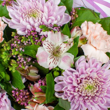 Kırmızı güller ve kasımpatılardan bir buket çiçek. Yakın çekim, üst görünüm