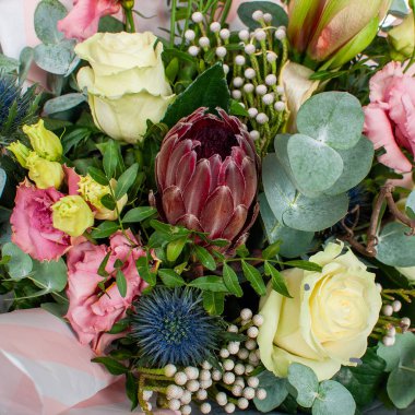 Beyaz güllerden bir buket çiçek. Yakın çekim, üst görünüm