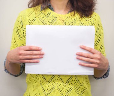 Adam elinde bir kağıt tutuyordu. Kadın eli önlerinde kağıt tutar.