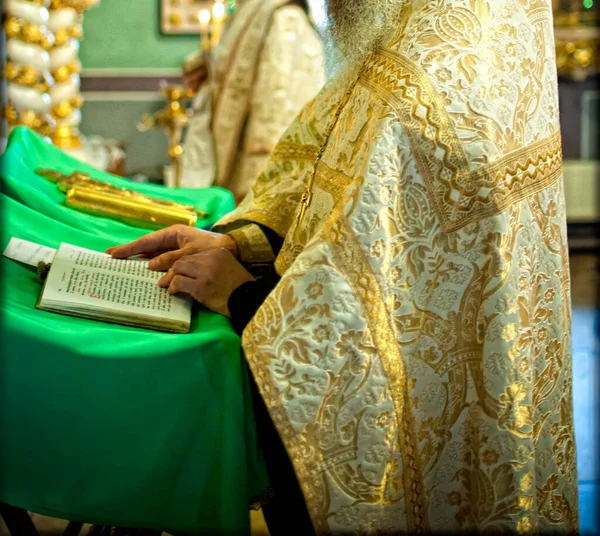 성직자는 교회에서 기도를 읽습니다 결혼식이나 — 스톡 사진