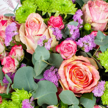 Bir buket kırmızı gül ve kasımpatı. Yakın çekim, üst görünüm