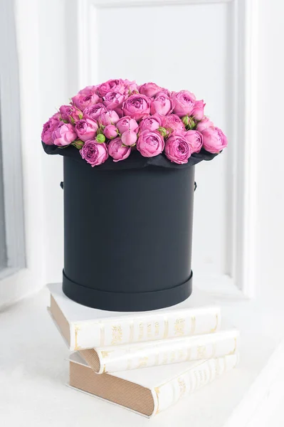 Букет Цветов Круглом Черном Ящике Стоит Книгах Розовые Розы — стоковое фото