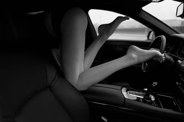 Das Mädchen Auto Erotische Schwarz Weiß Foto — Stockfoto