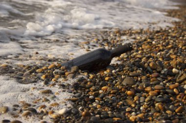 Yazın güneşli bir günde, tropik adanın sahilinde oturmuş kırmızı şarap kadehleriyle romantik bir gün..